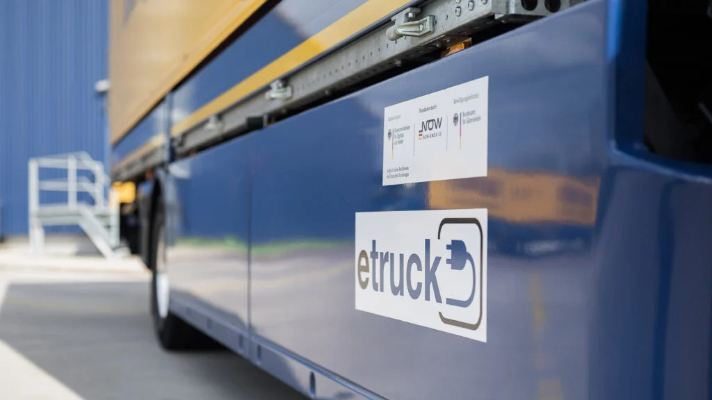 E-Lkw von Dachser mit Beklebung