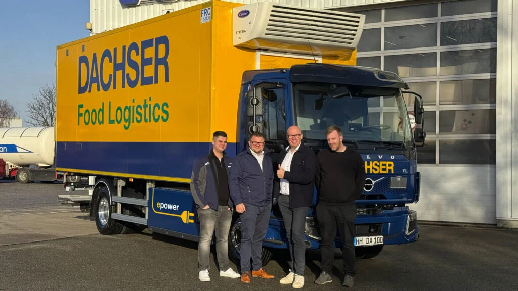 Der 100. E-Lkw, der im Dachser Netzwerk unterwegs ist, wurde in Hamburg in den Einsatz gebracht. 