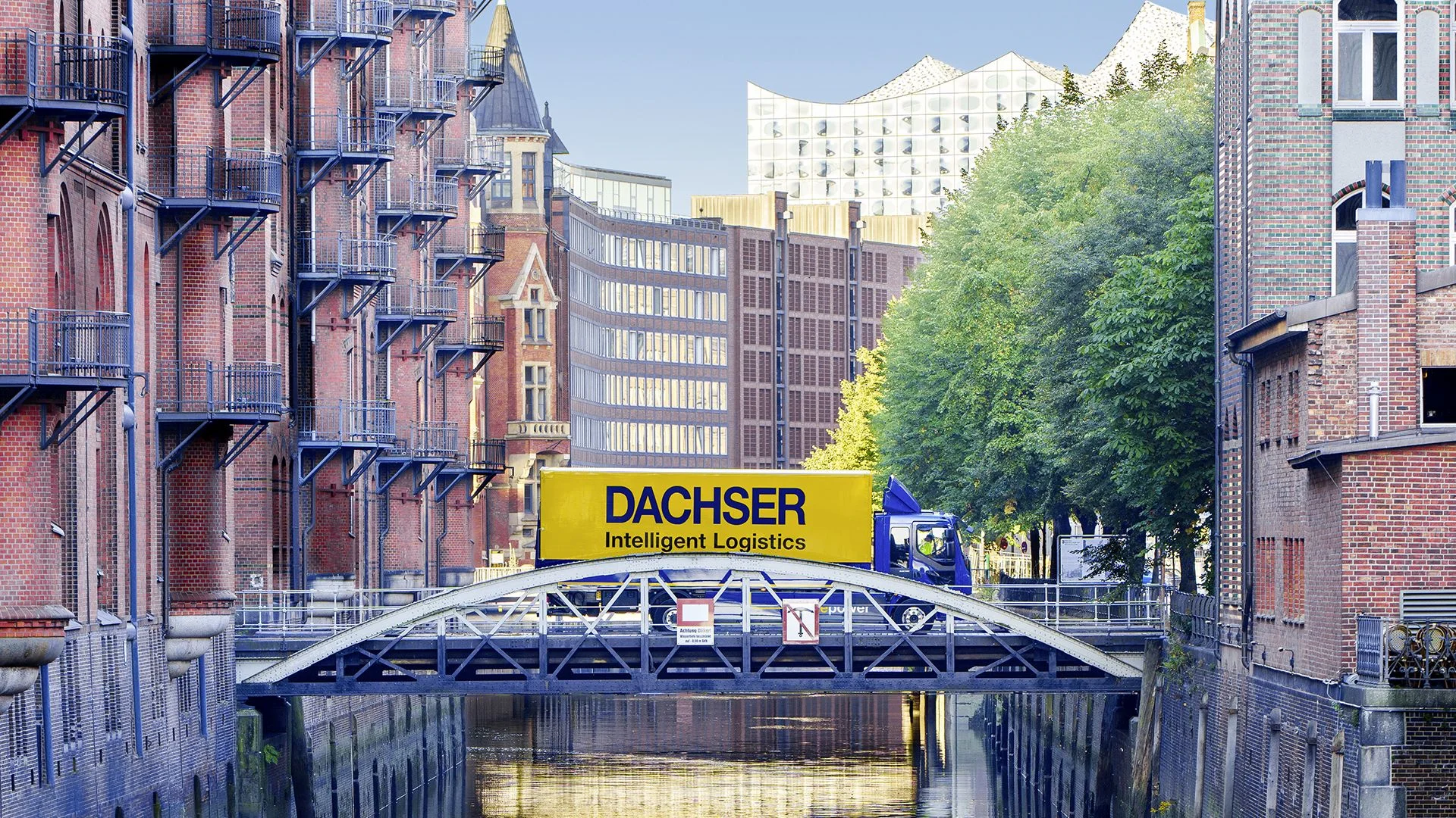 LKW fährt über Brücke