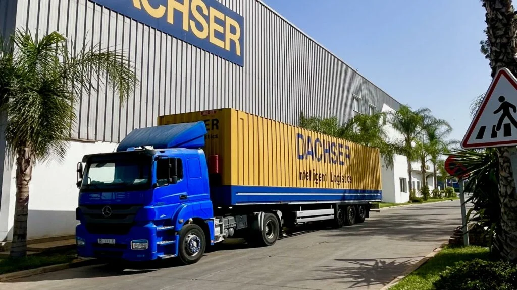 DACHSER Lkw steht vor dem Regional Office in Marokko
