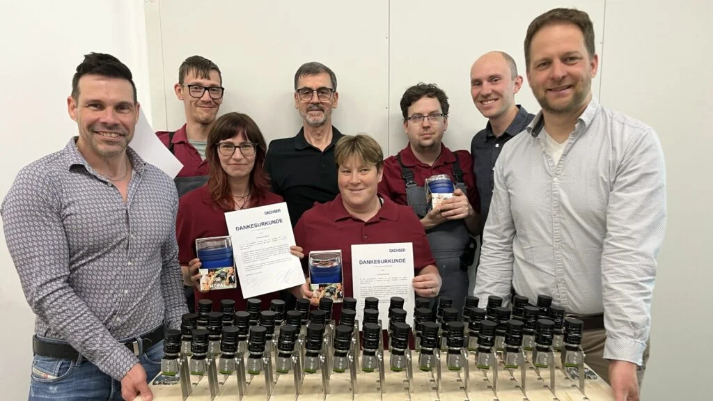 Gruppenfoto mit Mitarbeitenden der Allgäuer Werkstätten und von Dachser