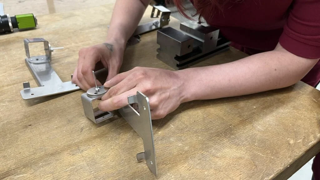 Großaufnahme der Montagearbeiten in den Allgäuer Werkstätten.