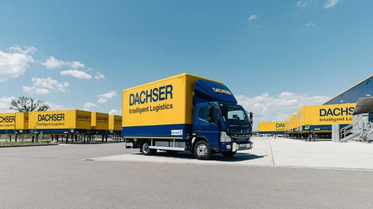 E-Lkw steht auf DACHSER Gelände 