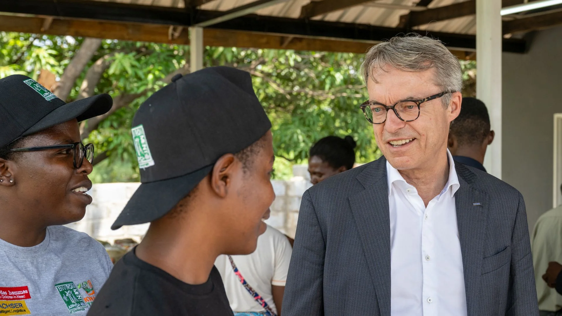 Bernhard Simon im Gespräch mit jungen Menschen beim Besuch in Sambia im Rahmen der Zusammenarbeit mit Terre des Hommes.