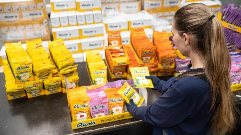 DGI_004458-JPG 2048_1152 Eine Mitarbeiterin kümmert sich um value-added services für Ricola im Warehouse des DACHSER Logistikzentrums Ulm.