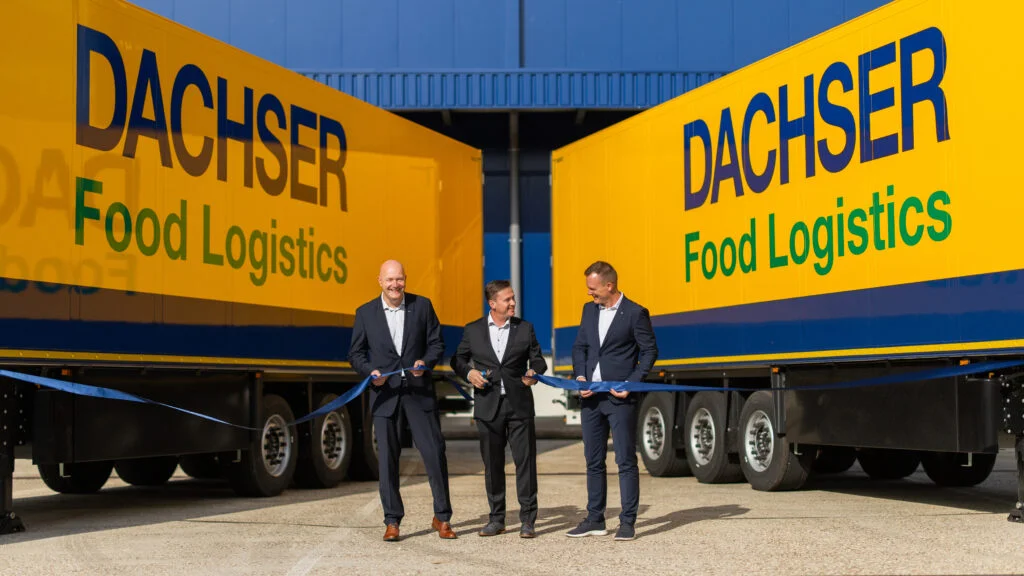 R5II8915 Stefan Behrendt, Managing Director Food Logistics, schneidet zusammen mit dem lokalen Management das Band vor der neuen Ausbaustufe des Logistikzentrums Rotterdam durch.