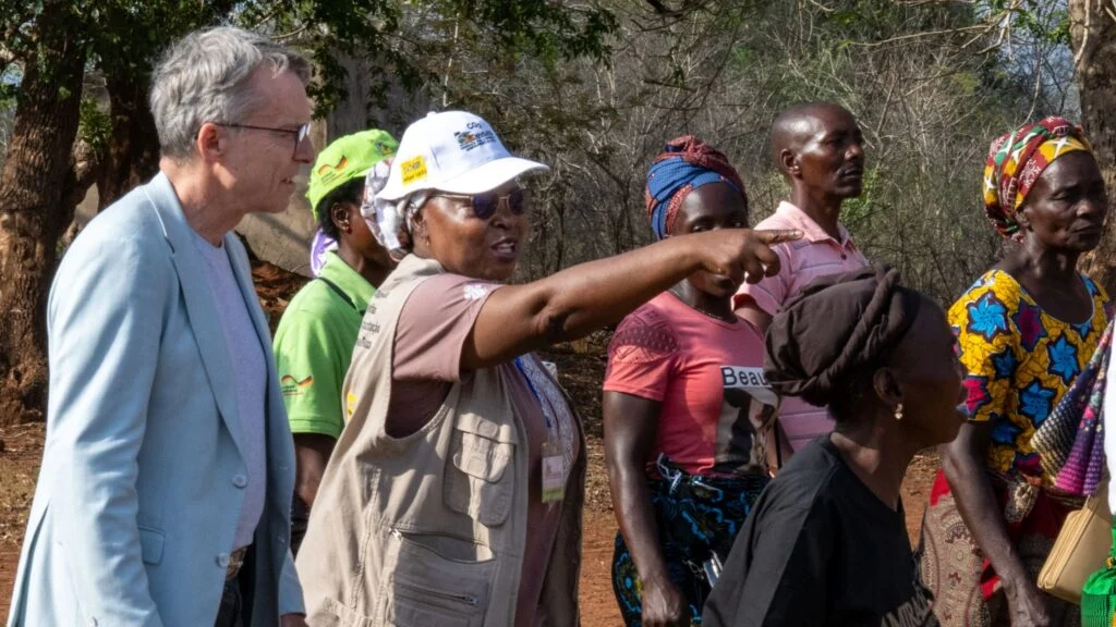2025-10-30 Mozambique Klimaschutz terre des hommes-165 Bernhard Simon, Chairman of the Supervisory Board, lässt sich in einem Dorf in Mosambik ein Hilfsprojekt erläutert, das gemeinsam mit Terre des Hommes unterstützt wird.