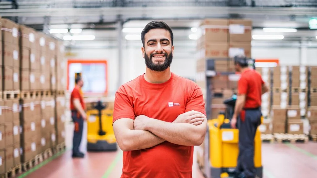 Bild2_2048_1152 Mitarbeiter von IGP steht im Lager