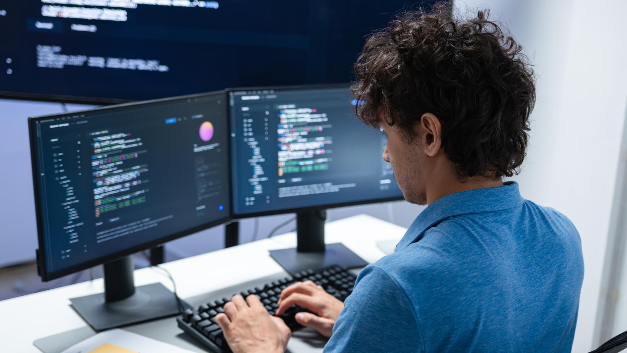 Programmierer sitzt vor PC