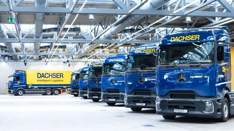 Mehrere eActros stehen in einer Halle