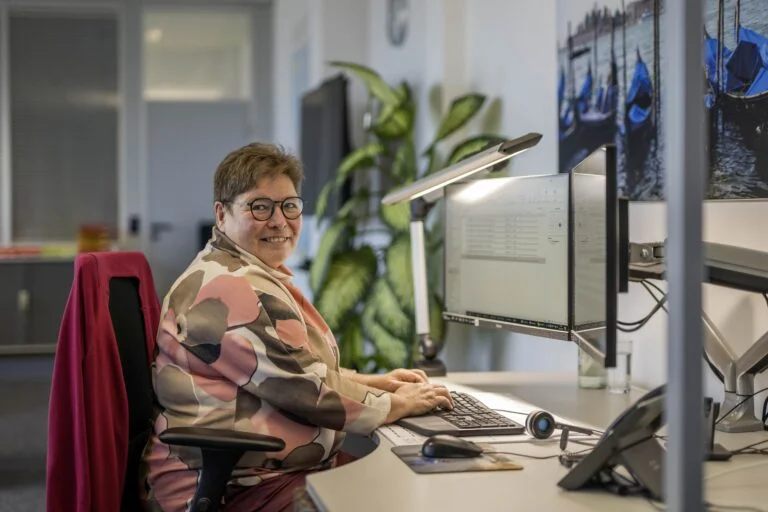 Lzia Nistroj an ihrem Arbeitsplatz bei DACHSER in Steißlingen, der an ihre Bedürfnisse angepasst ist