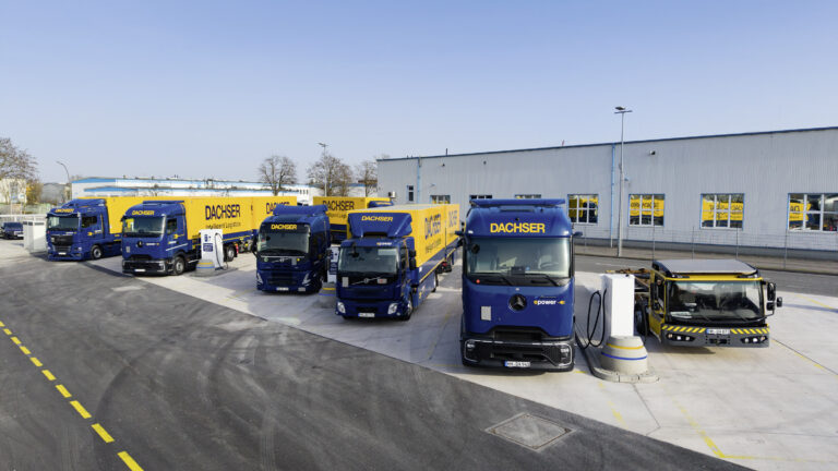 Ladepark Dachser Hamburg mit mehreren E-Lkw, die an Ladestationen stehen