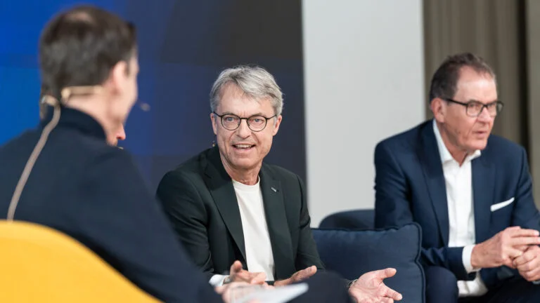 Bernhard Simon, Charmain of Supervisory Board, in der Podiumsdiskussion im Dachser Network Campus
