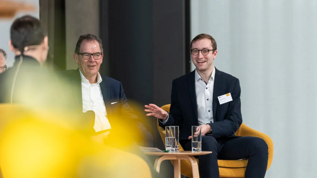 Joshua Hofert, Vorstand Kommunikation und Sprecher von Terre des Hommes Deutschland (rechts außen) und Dr. Gerd Müller, Generaldirektor der UNIDO (2. von rechts), bei der Podiumsdiskussion im DACHSER Network Campus. 