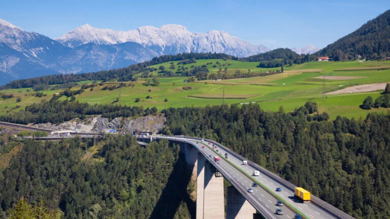 Luftaufnahme der Brennerautobahn mit Autos und Lkw