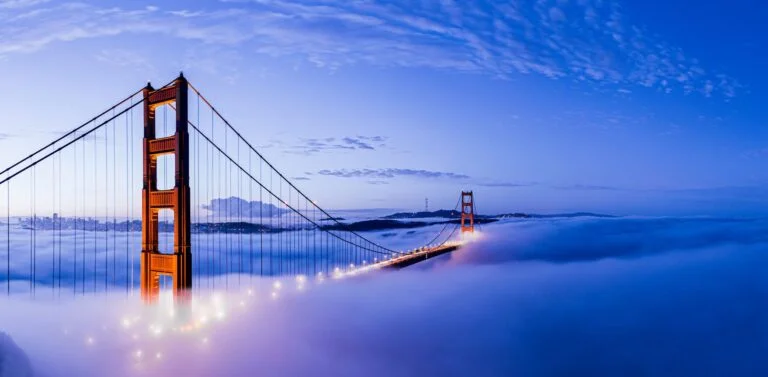 Golden Gate Bridge in San Francisco im Morgennebel