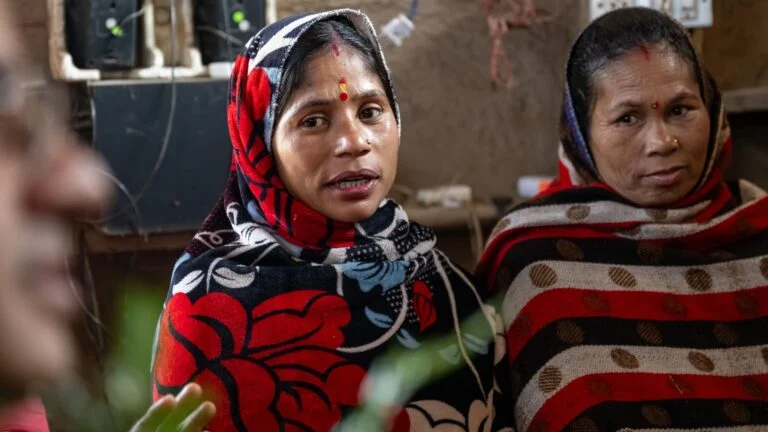 Eine Frau fotografiert im Rahmen eines Terre des Hommes Projekt in Indien 