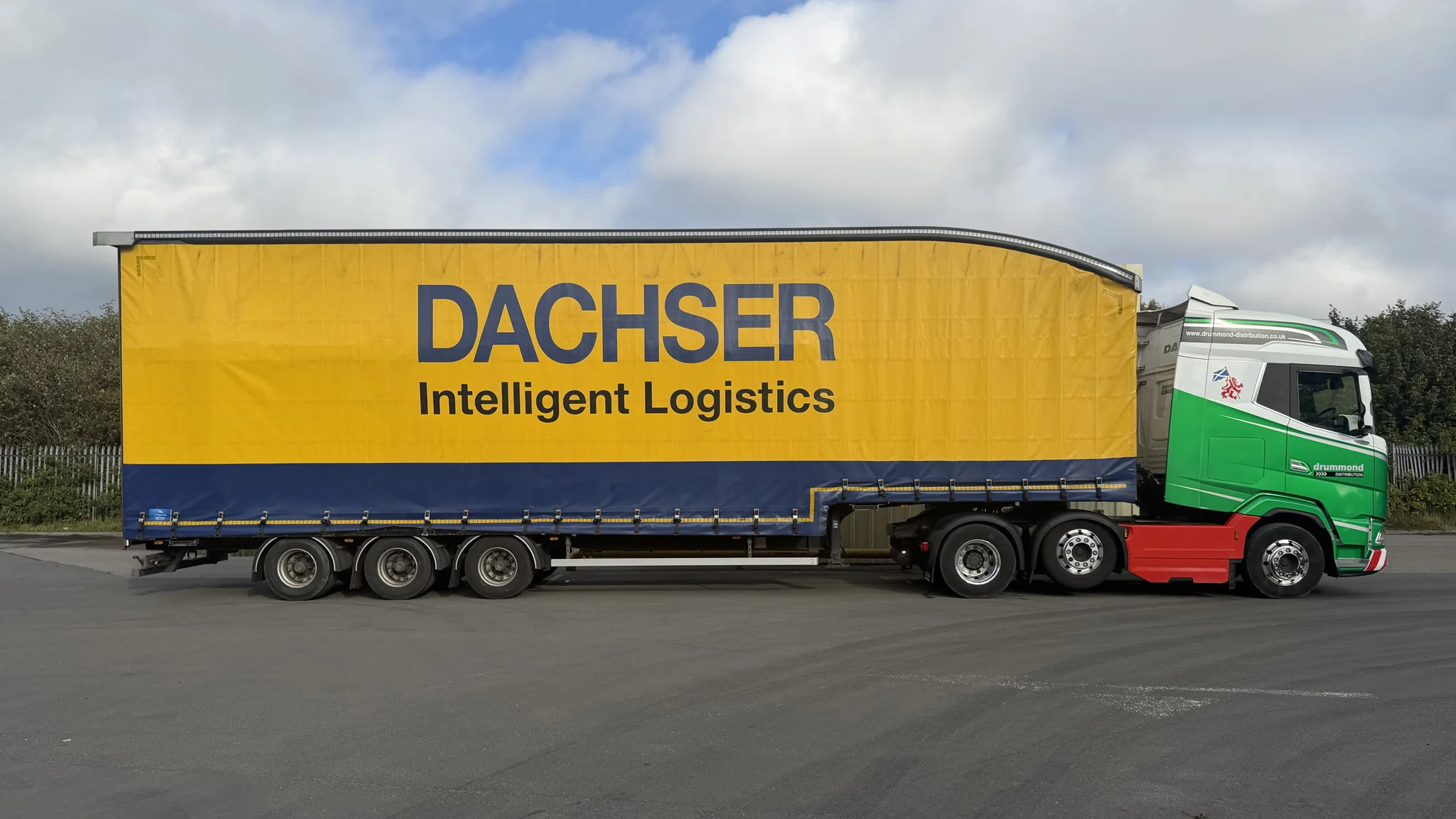 Lkw mit Dachser Logo und Drummond Fahrerhaus