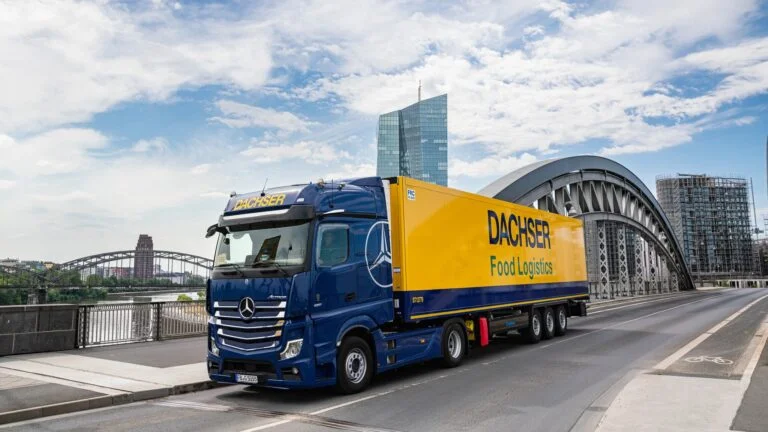 DGI_004722-JPG_2048_1152 DACHSER Food Logistics Lkw fährt über eine Brücke